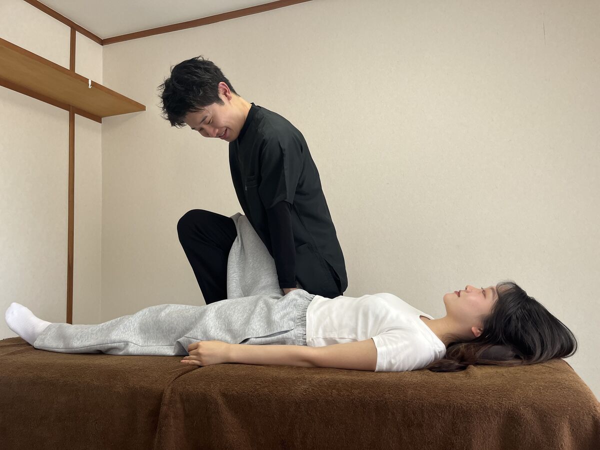 ベッドでのストレッチ施術